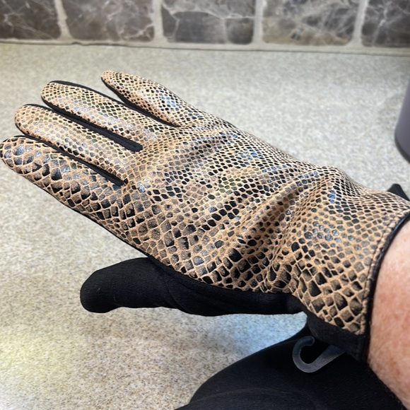 Snake 🐍 look GLOVES 🧤 BLACK AND BROWN LOVE ❤️ THE FAUX SNAKE SKIN LOOK. - Picture 6 of 6